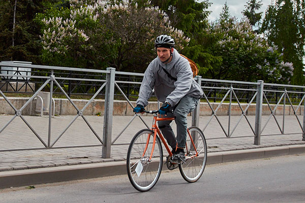 Райдер на велосипеде с фиксированной передачей в Казани