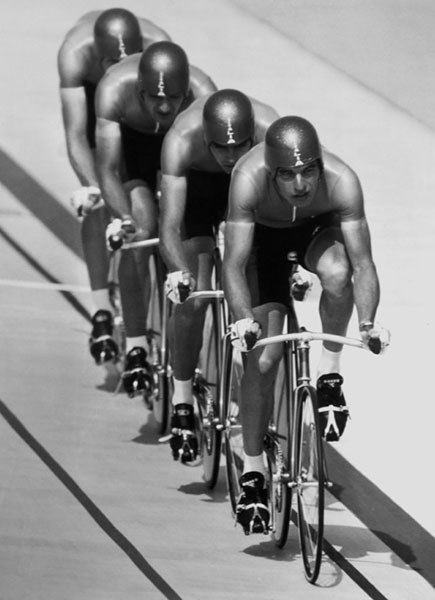 Спортсмены на велосипедах с рамами Faggin