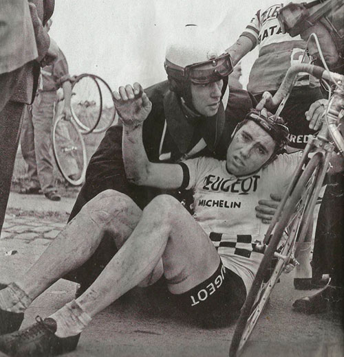 Эдди Меркс авария на велогонке